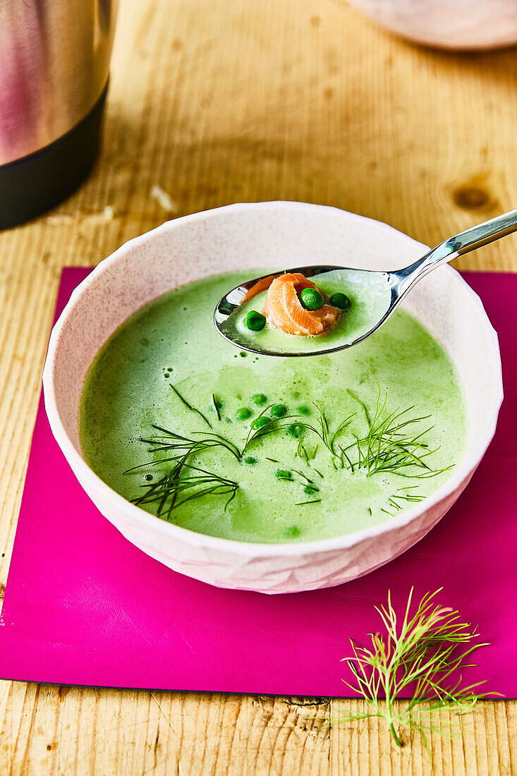 Erbsensuppe mit Räucherlachs