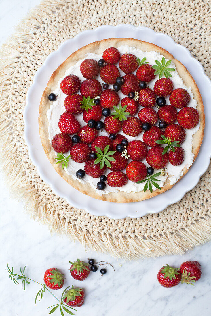 Tart with strawberries and elderflower cream