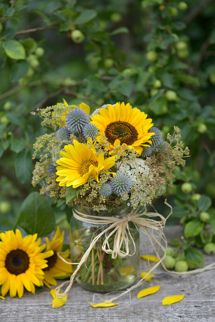 Spätsommerstrauß mit Sonnenblumen und Kugeldisteln