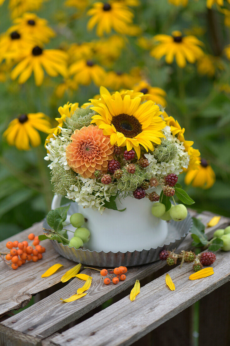 Bunter Spätsommerstrauß mit Sonnenblumen, Brombeeren, Hortensien, Dahlien, Wilde Möhre und Zieräpfel