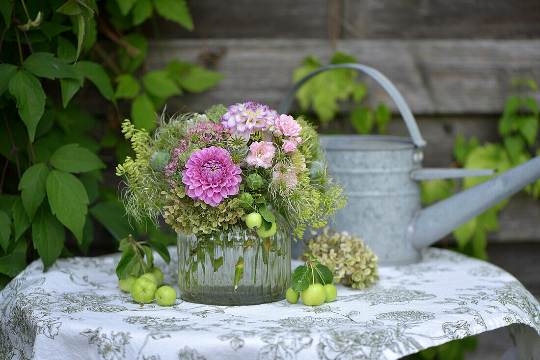 Spätsommerstrauß mit Dahlien, Samenstand der wilden Clematis, Samenstand der Jungfer im Grünen, Rosen und Fetthenne