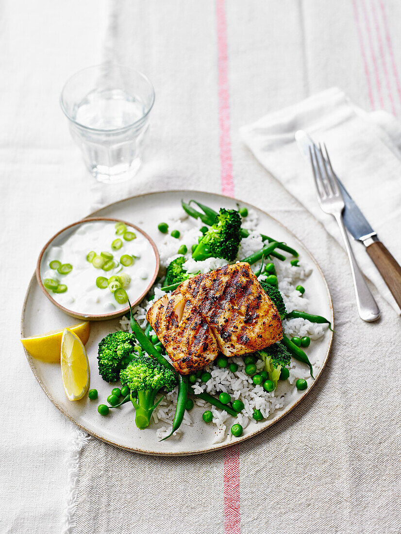 Cajun-Fisch mit grünem Gemüse und Reis