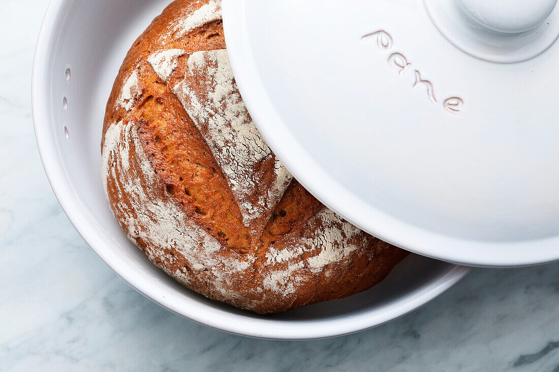 Storing bread in the bread pot