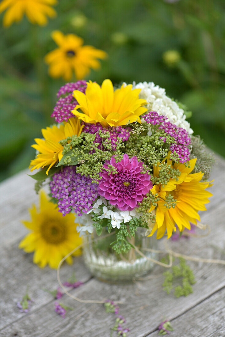 Bunter Sommerstrauß mit Sonnenblumen, Dahlien, Schafgarbe und Hortensienblüten