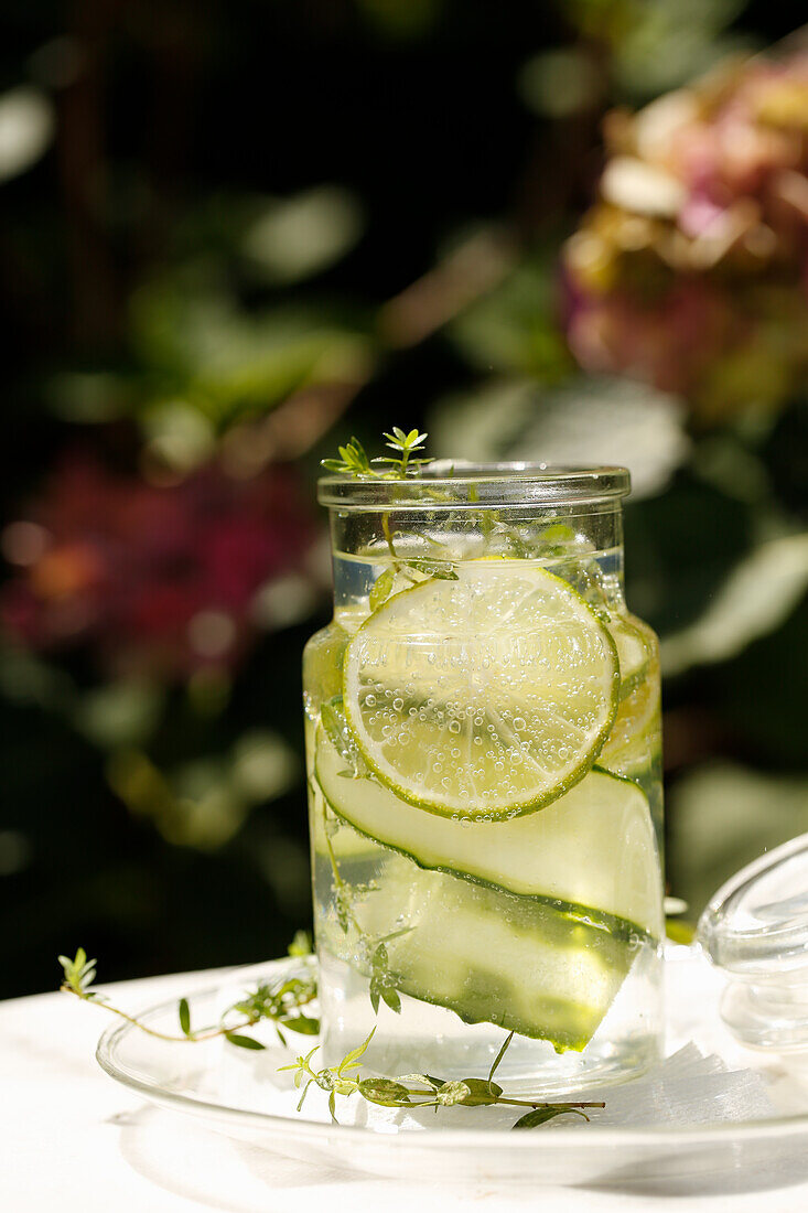 Aromatisiertes Wasser mit Limette, Gurke und Thymian