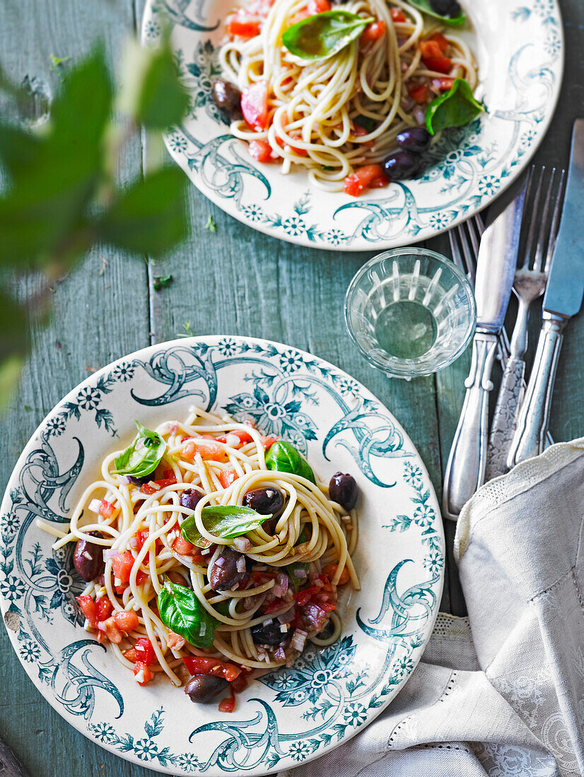 Spaghetti mit Tomaten, Oliven und Basilikum