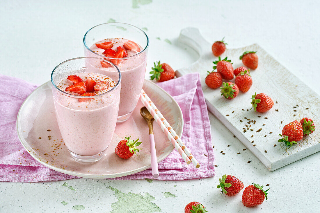 Fruchtiger Beerenshake mit Erdbeeren, Joghurt, und Leinsamen