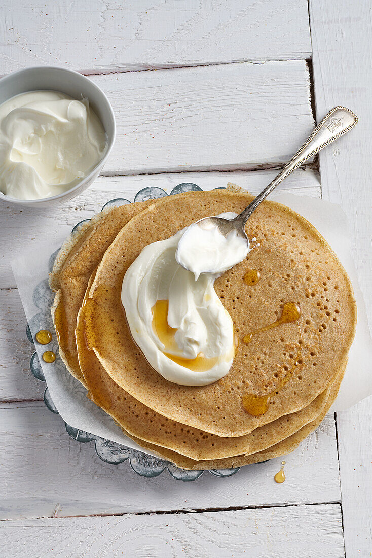 Dinkel-Vollkorn-Pancakes mit Joghurtcreme und Ahornsirup