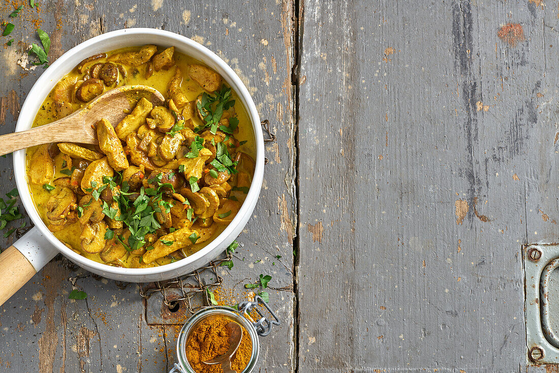 Putengeschnetzeltes mit Currysauce und Petersilie