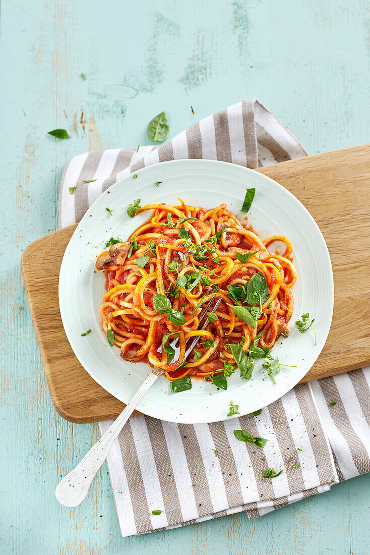 Low carb courgette noodles with tomato sauce and basil
