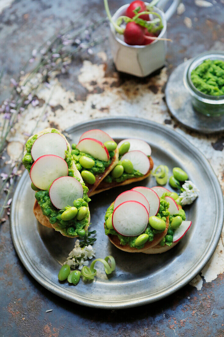 Röstbrot mit Ackerbohnen und Radieschen