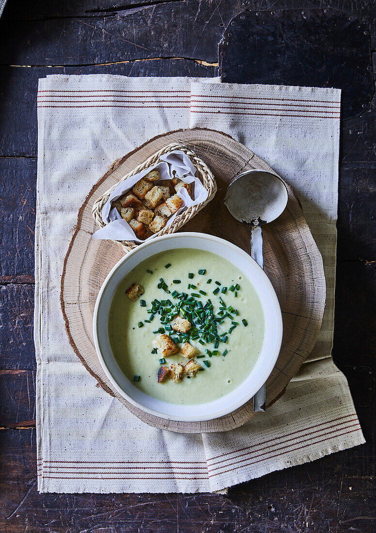 Kartoffel-Lauch-Suppe mi Croutons