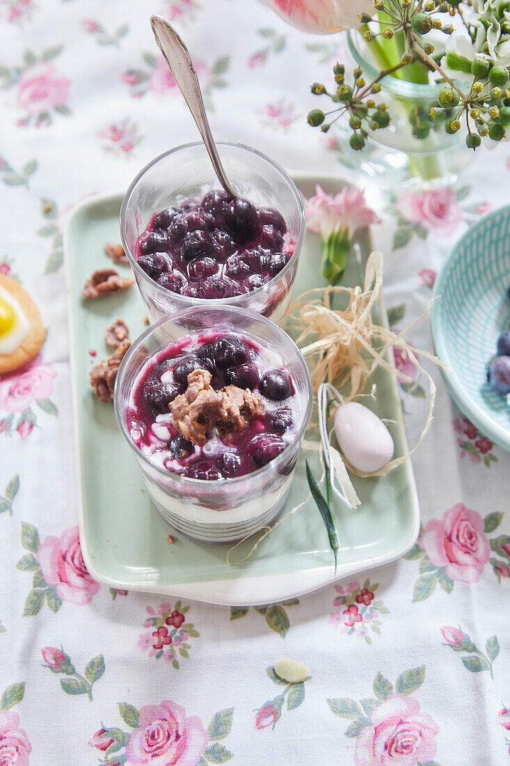 Schichtdessert mit Panna Cotta und Blaubeeren