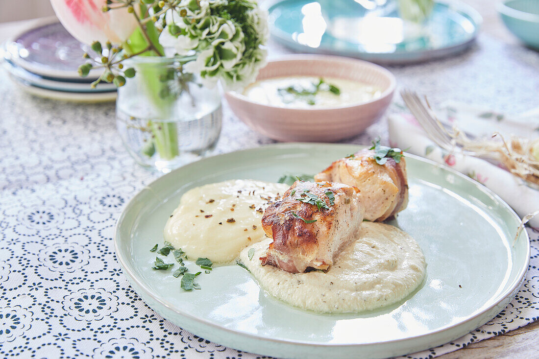 Turkey rolls with creamy sauce