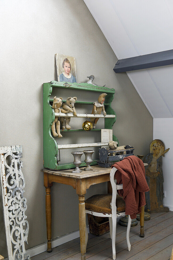 Teddy bears in green plate rack on desk