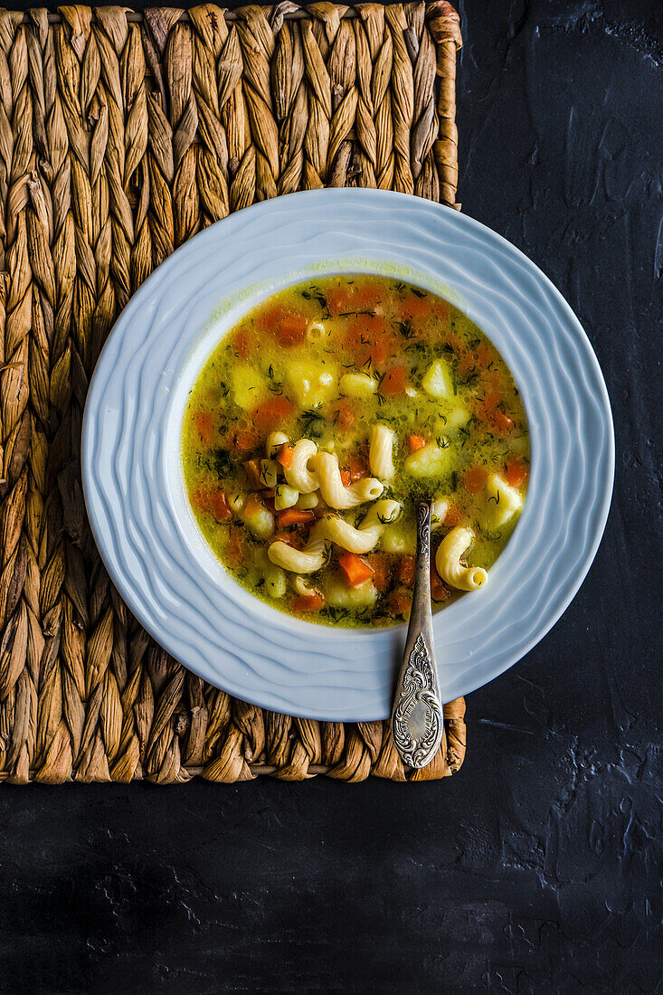 Gemüsesuppe mit Hühnchenfleisch und Nudeln