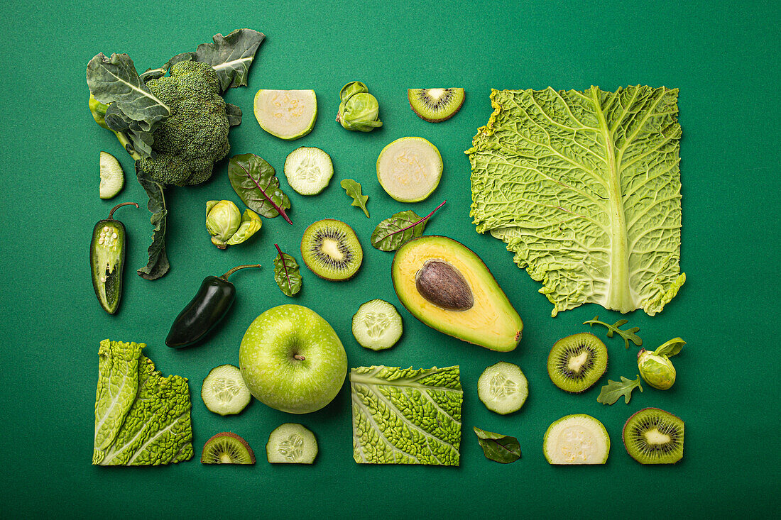 Grünes Obst und Gemüse auf grünem Hintergrund