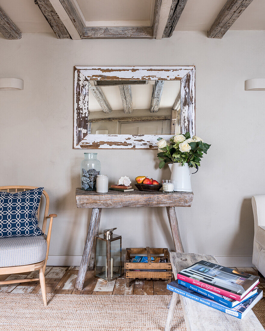 Rustikaler Konsolentisch mit Dekorationen und Vintage-Spiegel im Wohnzimmer