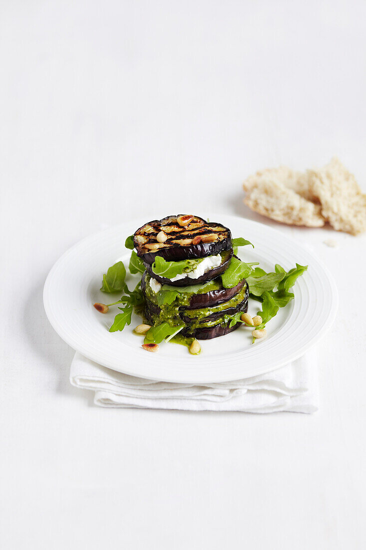 Auberginentürmchen mit Pesto, Pinienkernen und Ziegenkäse