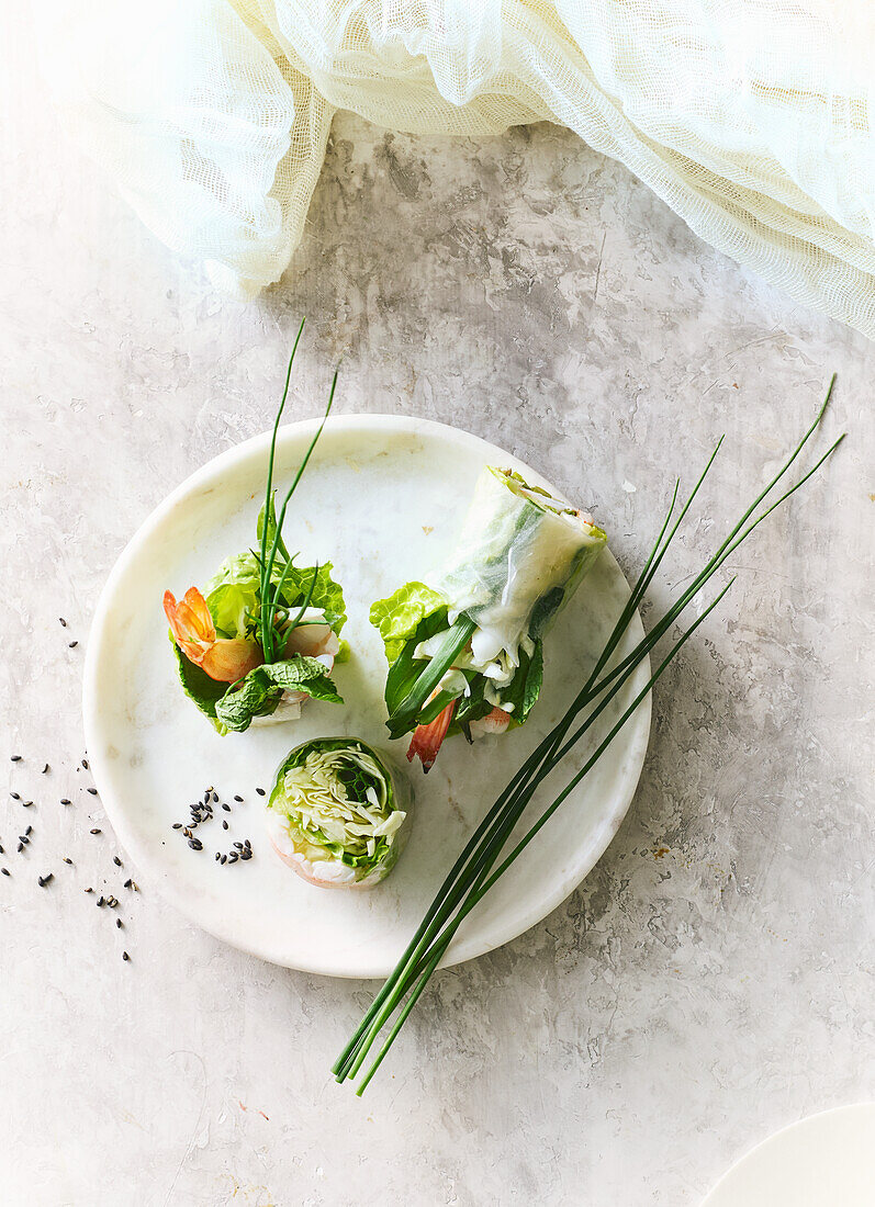 Sommerrollen mit Gemüse, Salat und Garnelen