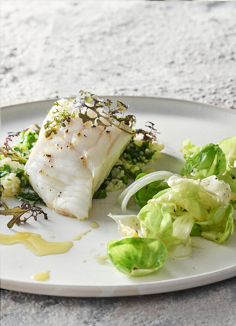 Marinierter Rosenkohl mit Couscous und sautiertem Fisch