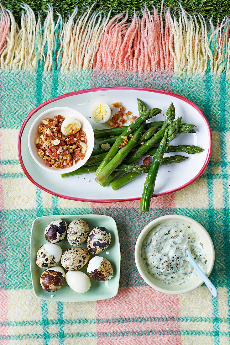 Grüner Spargel mit Ei-Speck-Topping und mit Kräuterquark