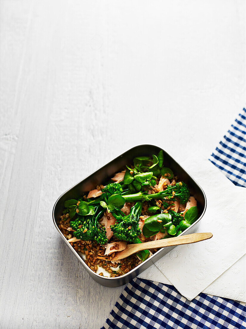 Forelle-Dinkel-Salat mit Brunnenkresse und Broccolini in Lunch Box