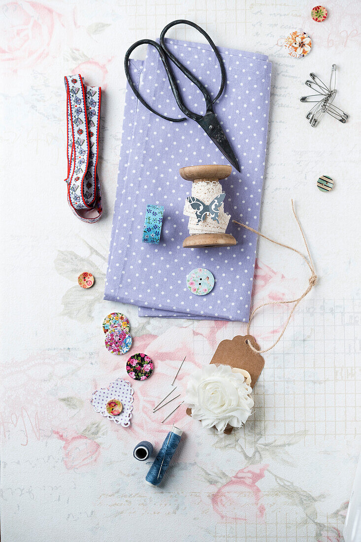 Sewing kit with yarn and scissors