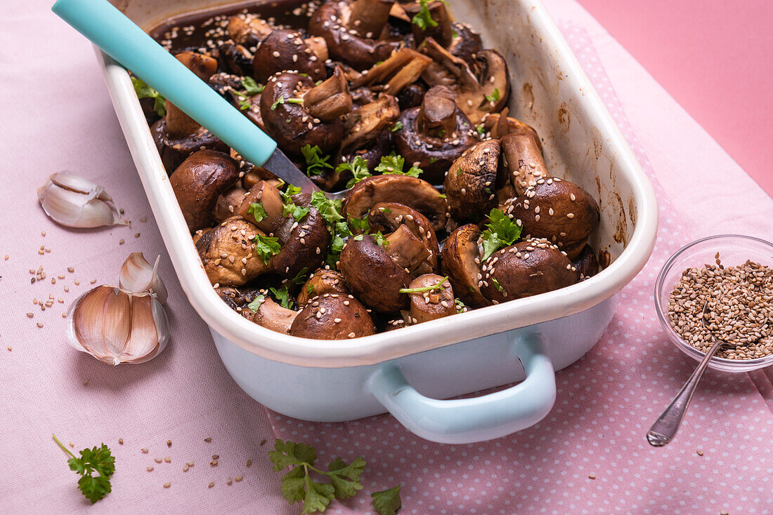 Vegane Knoblauch-Champignons mit Sesam und Petersilie aus dem Ofen