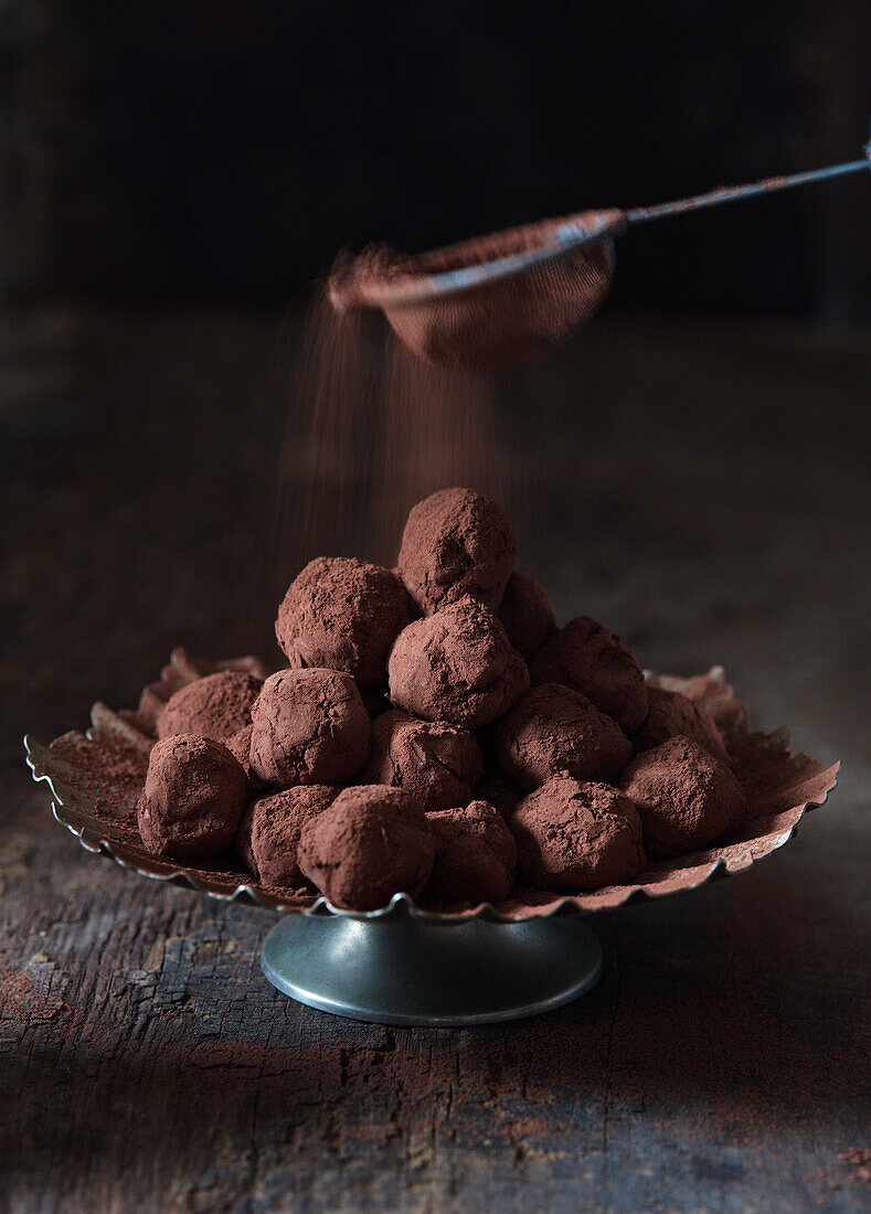 Schokoladentrüffel mit Kakaopulver bestauben