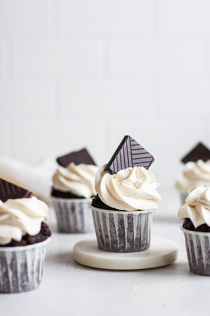 Schokoladen-Cupcakes mit Sahne-Topping