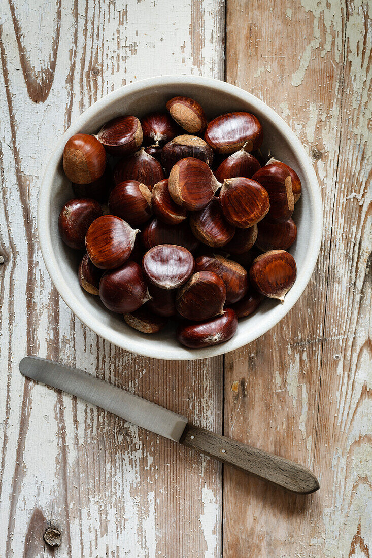 Sweet chestnuts in a bowl and knife