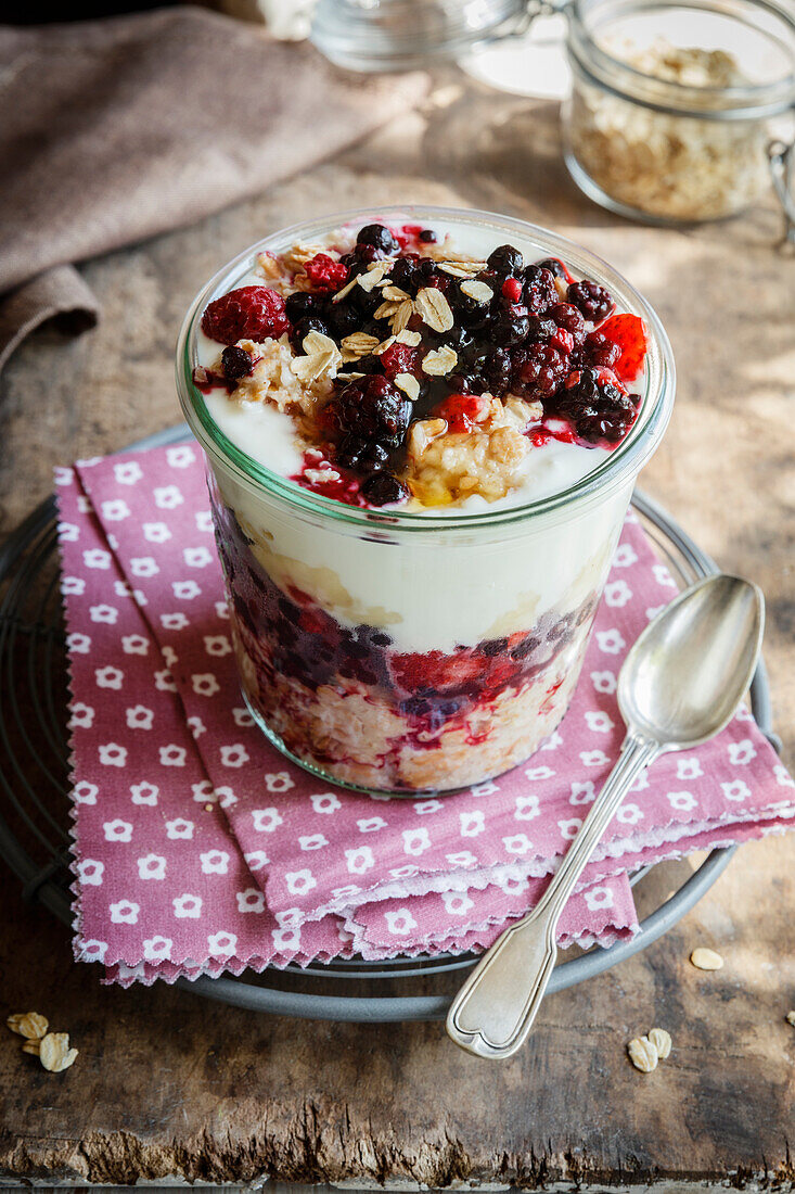 Overnight Oats with yoghurt and berries