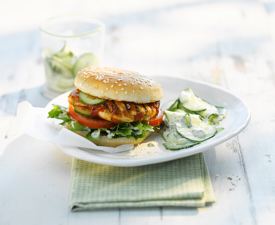 Chickenburger mit Gurkensalat und Joghurtsauce