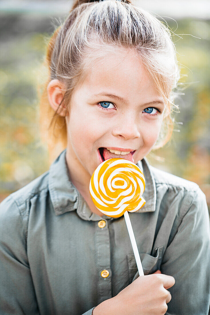 Porträt eines Mädchens mit Lolly