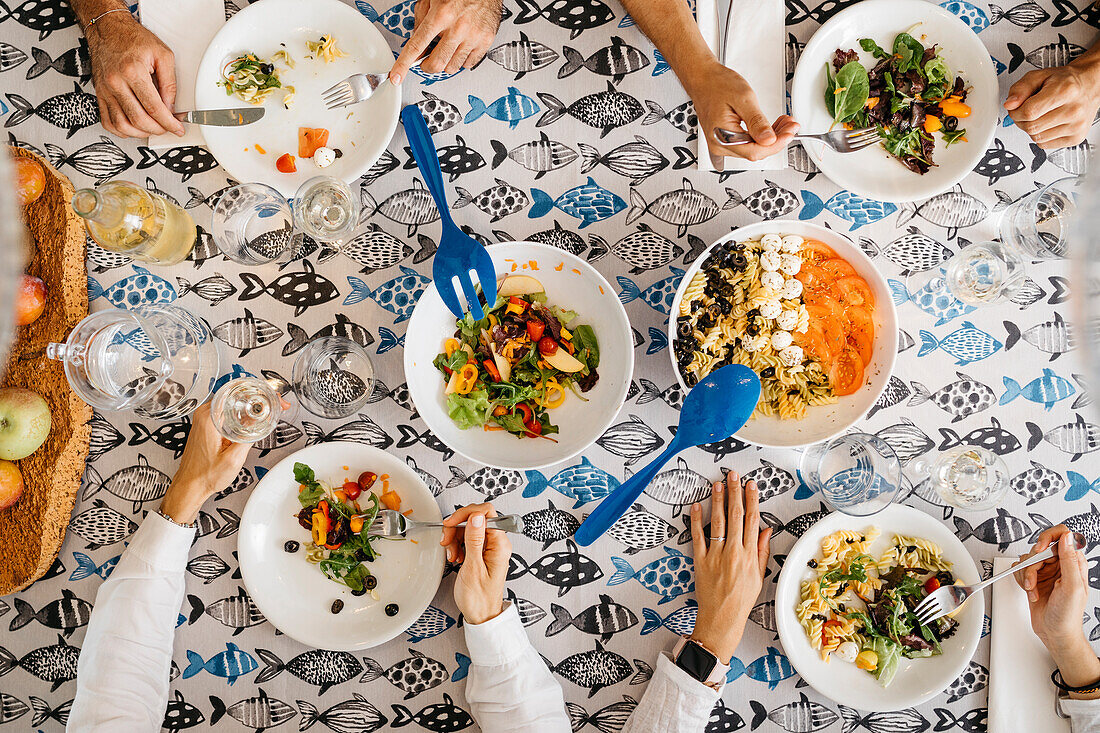 Nahaufnahme von Freunden, die zusammen ein gesundes Mittagessen einnehmen