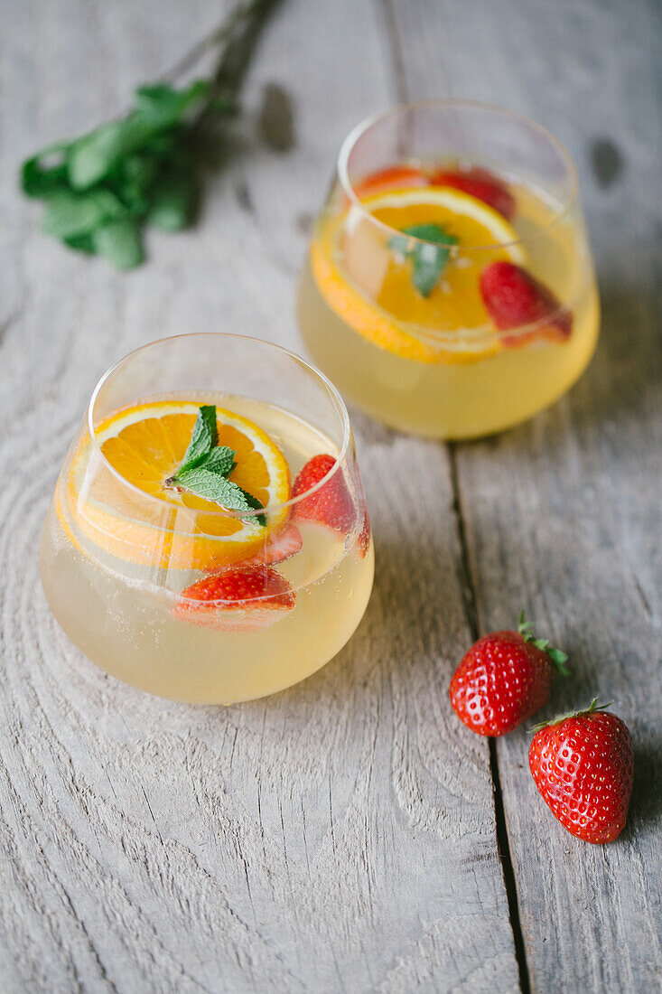 Close-up Cocktail serviert mit Früchten auf Holztisch