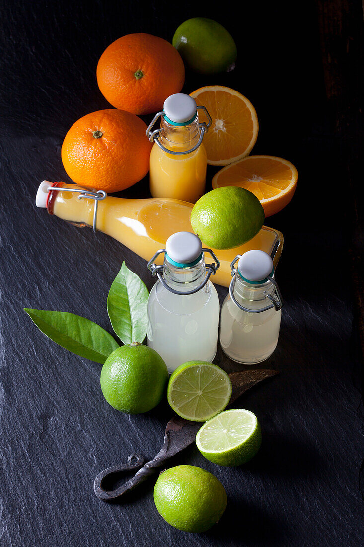 Frisch gepresster Limetten- und Orangensaft in Bügelverschlussflaschen