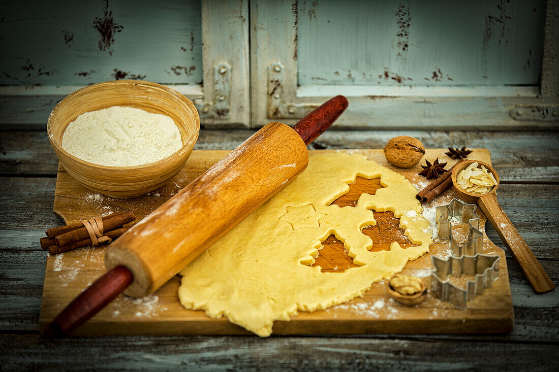 Rohteig zur Zubereitung von Weihnachtsplätzchen mit Walnüssen, Zimt und Sternanis