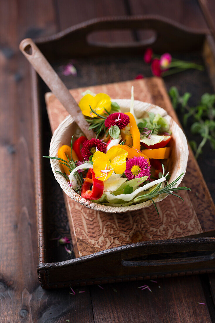 Schüssel gemischter Salat mit Kräutern und essbaren Blumen