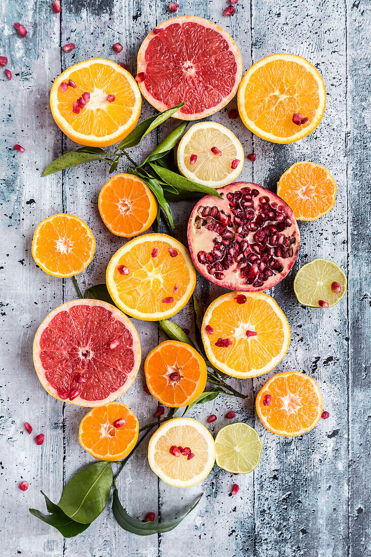 Verschiedene Zitrusfrüchte, Orange, Mandarine, Grapefruit, Limette, Zitrone und Granatapfel