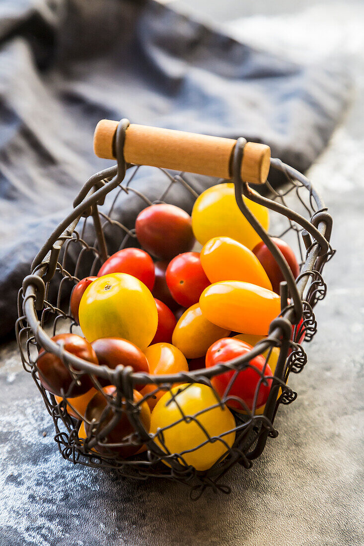 Drahtkorb mit Mini-Tomaten