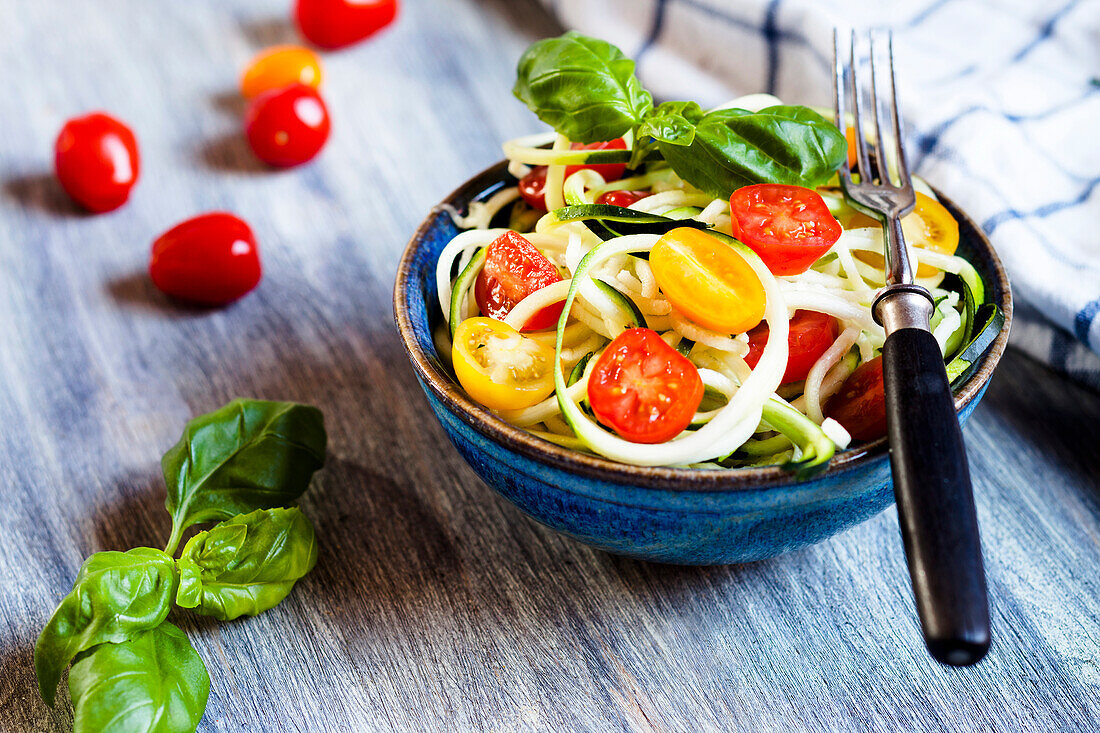 Zoodles-Salat mit Tomaten und Basilikum
