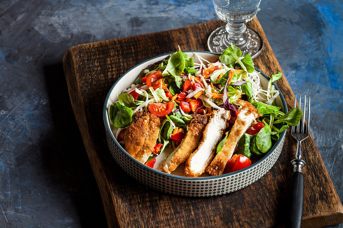 Salad Bowl mit Gemüse und Hähnchenschnitzel