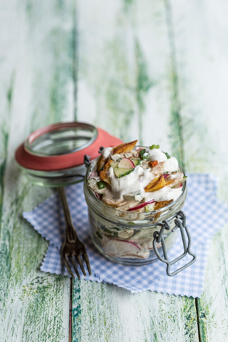 Bratkartoffelsalat mit Gurke, Radieschen, Frühlingszwiebeln und Mayonnaise-Joghurt-Dressing im Glas