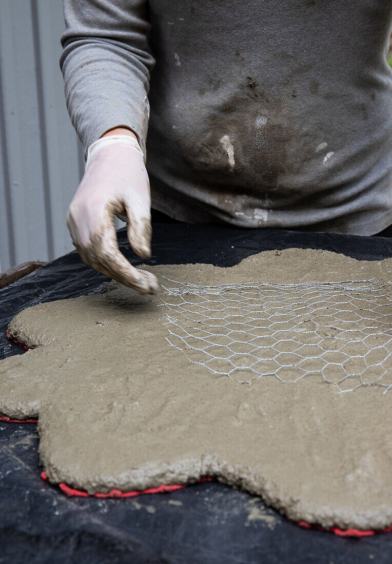 Making a flower-shaped concrete slab