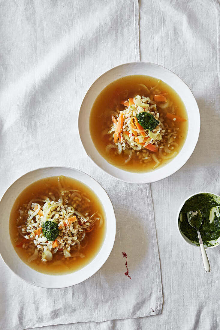 Gersten-Minestrone-Suppe mit Pesto