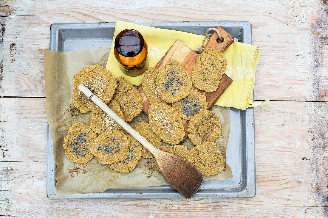 Selbstgemachtes Knäckebrot mit Mohn und Sesam