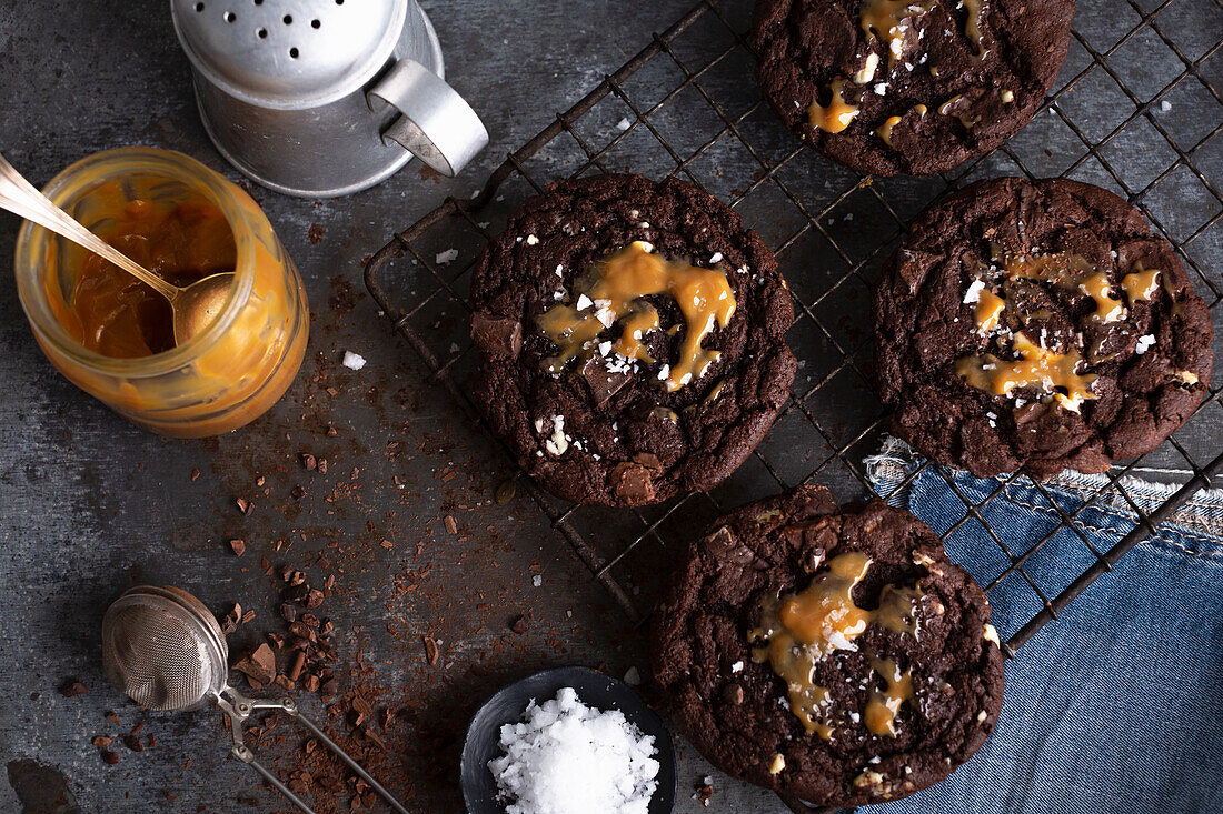 Chocolate cookies with salted caramel
