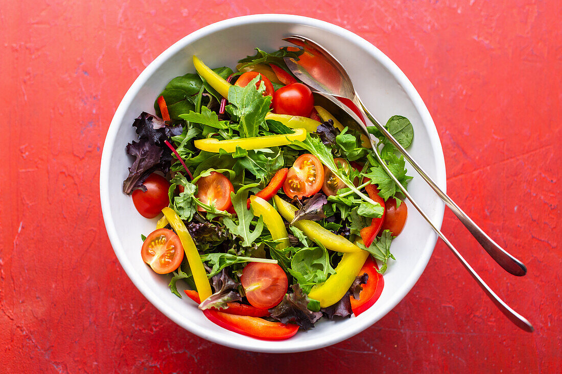 Leaf salad with peppers and tomatoes